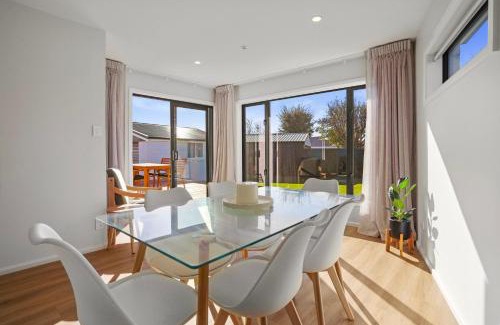 Christchurch Maison | Private, 4BR Family Home, Free Parking, 4km to Airport