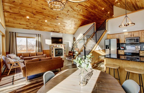 Lakeview Cabine | Private - 7 bed 3 bath Lake Cabin +Hot Tub +Dock +2 Pedal Boats +2 canoes +Sauna