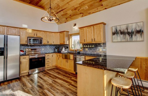 Lakeview Cabine | Private - 7 bed 3 bath Lake Cabin +Hot Tub +Dock +2 Pedal Boats +2 canoes +Sauna