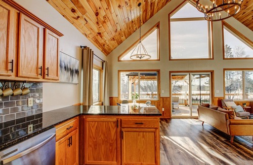 Lakeview Cabine | Private - 7 bed 3 bath Lake Cabin +Hot Tub +Dock +2 Pedal Boats +2 canoes +Sauna