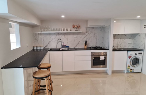 Guildford Maison | Private and Cosy Two Storey Guest House Near Shops/transport