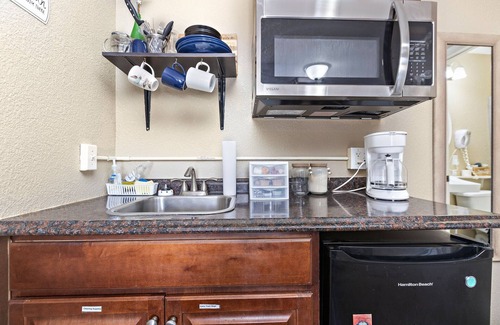 Paola Appartement | Private and cozy apartment in small town Kansas!