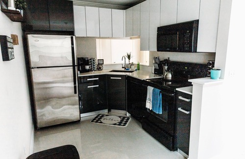 Novi Appartement | Private and Quiet Bright Space King bed Gym/Pool/Hot tub