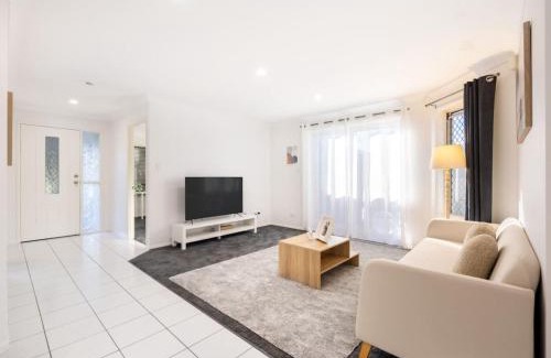 Forest Lake Maison | Private and Spacious 4BR Home with Parkview 5mins to Mall