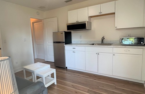 Fleming Island Appartement | Private attached apartment 1 bed 1bath, kitchenette, liv room, private laundry.