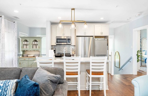Cannonborough Elliotborough Maison | Private Balcony, 2 Living Rooms, 2 Blocks to King!