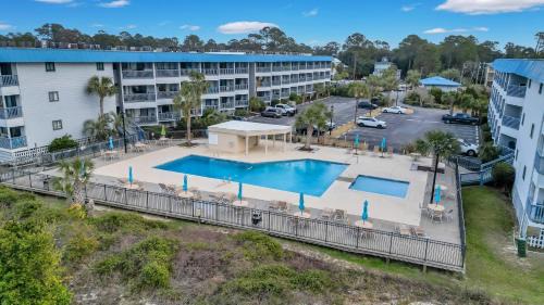 Tybee Island Appartement | Private Balcony - Beach - Pool and Pickleball