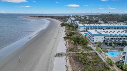 Tybee Island Appartement | Private Balcony - Beach - Pool and Pickleball