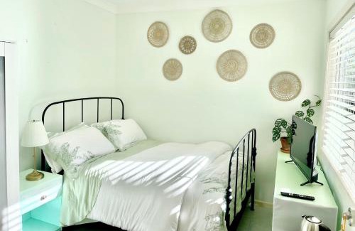 Marsfield Maison | Private bath garden view guest room pet friendly