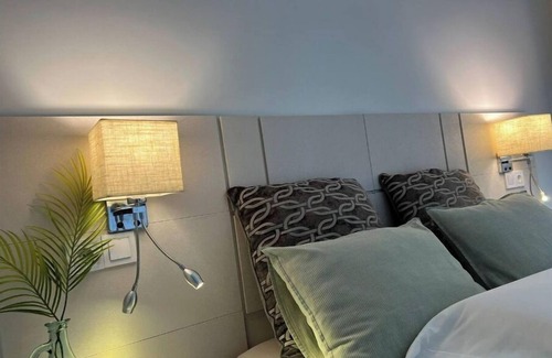 Reboleira Appartement | Private bathroom in apartment shared with other guests