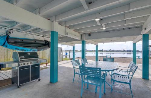 Hitchcock Maison | Private Bayfront Access 10 Mi to Galveston Beaches