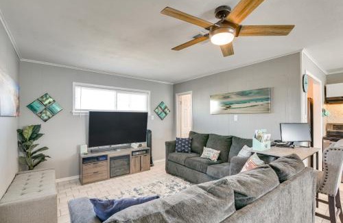 Hitchcock Maison | Private Bayfront Access 10 Mi to Galveston Beaches
