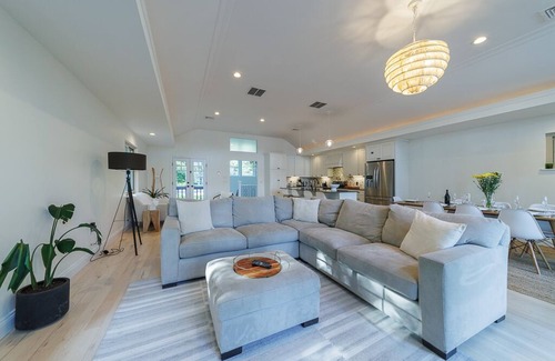 Jim Thorpe Maison | Private Beach & Dock, Pickleball, Kayaks, Pool table, Firepit, 240V-EV