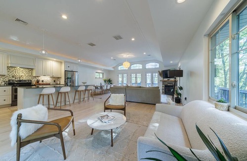Jim Thorpe Maison | Private Beach & Dock, Pickleball, Kayaks, Pool table, Firepit, 240V-EV