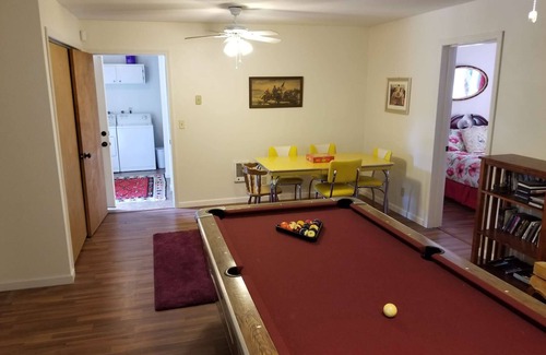 Gleneden Beach Maison | Retraite plage privée sur 1 + acres de terrain boisé à une minute de marche de la plage w / Table de billard et bain à remous