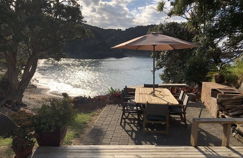 Matauri Bay Cabine | Cabane en rondins de plage privée avec rampe de mise à l'eau sur une propriété côtière de 60 acres