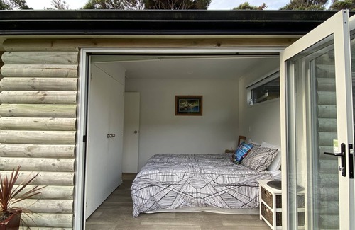 Matauri Bay Cabine | Cabane en rondins de plage privée avec rampe de mise à l'eau sur une propriété côtière de 60 acres