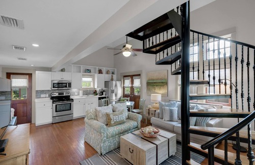 Rosemary Beach Cottage | Emplacement fantastique !!!- Côté sud, marches menant à la plage et à la cour extérieure - 2 vélos