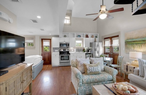 Rosemary Beach Cottage | Emplacement fantastique !!!- Côté sud, marches menant à la plage et à la cour extérieure - 2 vélos