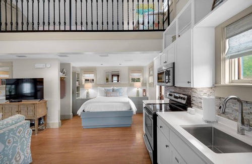 Rosemary Beach Cottage | Emplacement fantastique !!!- Côté sud, marches menant à la plage et à la cour extérieure - 2 vélos