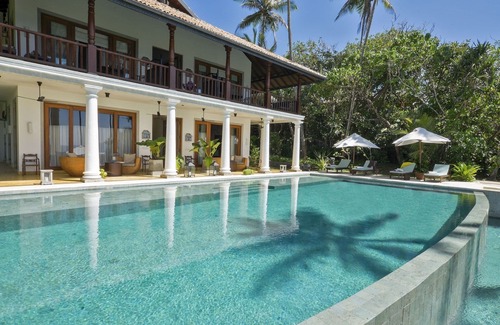 Pelena Villa | Private Beachfront Family Villa 2BR, au complet, Piscine à débordement