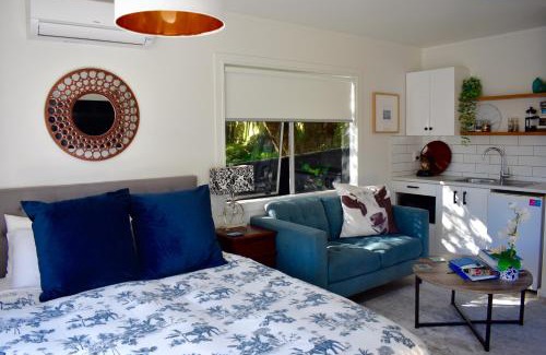 Paraparaumu Beach Appartement | Private Beachside Studio with Courtyard and Sea view