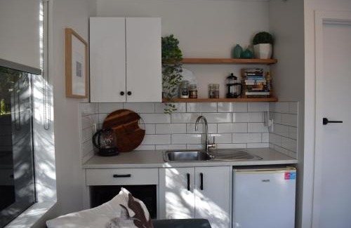 Paraparaumu Beach Appartement | Private Beachside Studio with Courtyard and Sea view