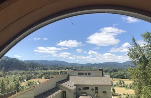 Willits Cabine | Private, Beautifully Decorated Guest House with Great Views and Sleeps 7 People