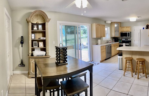 Tallahassee Maison | Private Bedroom with private bathroom in furnished home 2 Miles to FSU & I-10.