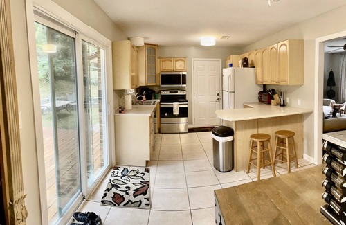 Tallahassee Maison | Private Bedroom with private bathroom in furnished home 2 Miles to FSU & I-10.