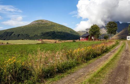 Vestvagøy Maison | Private cabin by the sea, Lofoten