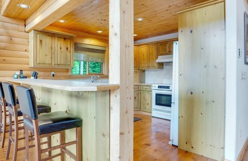 Central Okanagan Maison | Private cabin in the woods with hot tub