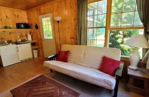 Wolfeboro Cabine | Private Cabin with access to Rust Pond Ferris