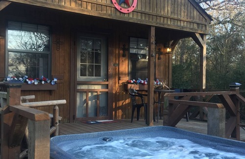 Jewett Cabine | Cabine privée avec bain à remous. Niché dans les bois juste à côté du lac Limestone, au Texas.