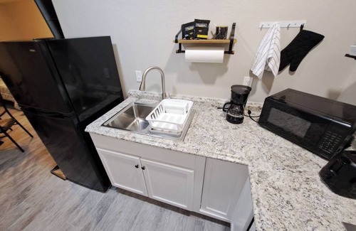 Lewisville Appartement | Private & Central Studio Apt @NorthDFW by I-35 Fwy. Free W&D Stays 30+ days only