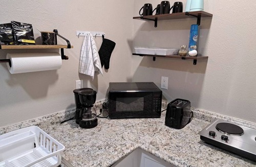 Lewisville Appartement | Private & Central Studio Apt @NorthDFW by I-35 Fwy. Free W&D Stays 30+ days only
