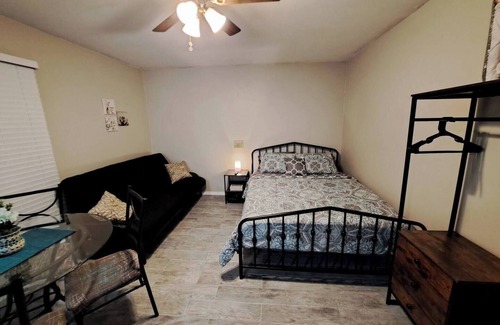 Lewisville Appartement | Private & Central Studio Apt @NorthDFW by I-35 Fwy. Free W&D Stays 30+ days only