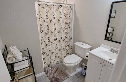 Lewisville Appartement | Private & Central Studio Apt @NorthDFW by I-35 Fwy. Free W&D Stays 30+ days only
