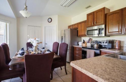 Deltona Lakes Maison | Private Centrally located Cozy relaxing Getaway!