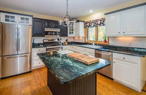 East Haven  Rutland County Maison | Private Chalet with Custom WFH Space and Hot Tub