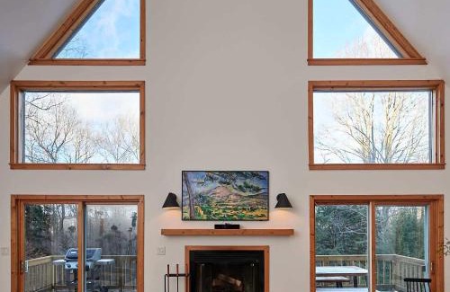 Roscoe Maison | Private Chalet with Fire Pit Deck and Large Yard