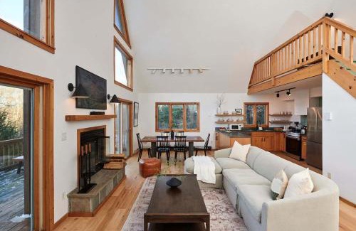 Roscoe Maison | Private Chalet with Fire Pit Deck and Large Yard