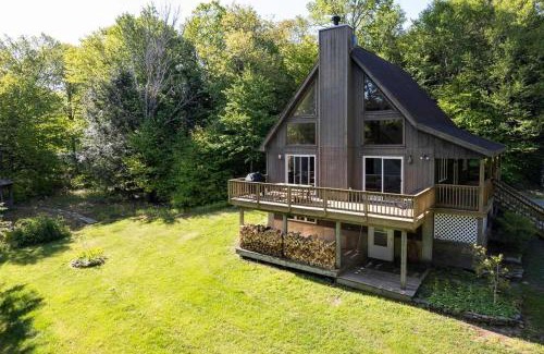 Roscoe Maison | Private Chalet with Fire Pit Deck and Large Yard