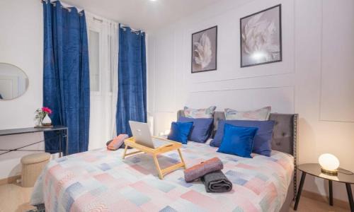 Dreux Appartement | Private Cinema and Gaming Room Getaway