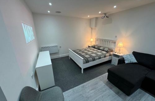 Herongate Appartement | Private cinema studio guest house with garden