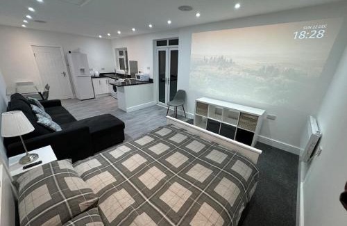Herongate Appartement | Private cinema studio guest house with garden