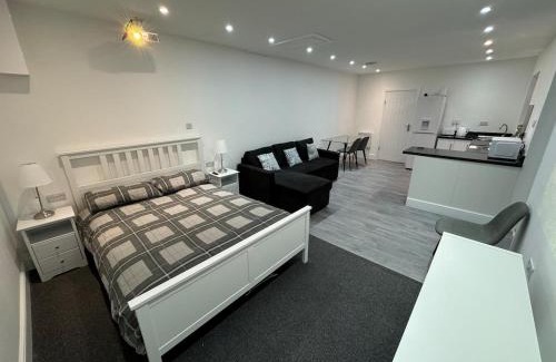 Herongate Appartement | Private cinema studio guest house with garden