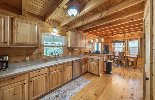 Nebo Maison | Cabine fermée privée avec foyer extérieur niché dans les contreforts des Blue Ridge Mtns.