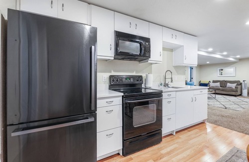 South Jordan Maison | Private/clean guest suite, bath, kitchen & laundry