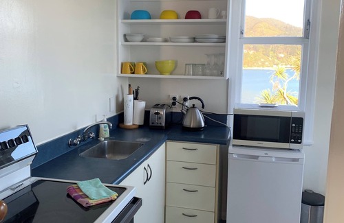 Lowry Bay Appartement | Private & cosy 1 bedroom. Amazing sea views, separate lounge and full kitchen.